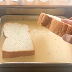 超々厚切りの天然酵母食パンを冷蔵庫の中で6時間以上漬け込んでからフレンチトースを仕上げます！