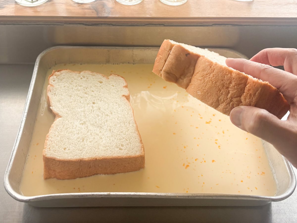 超々厚切りの天然酵母食パンを冷蔵庫の中で6時間以上漬け込んでからフレンチトースを仕上げます！