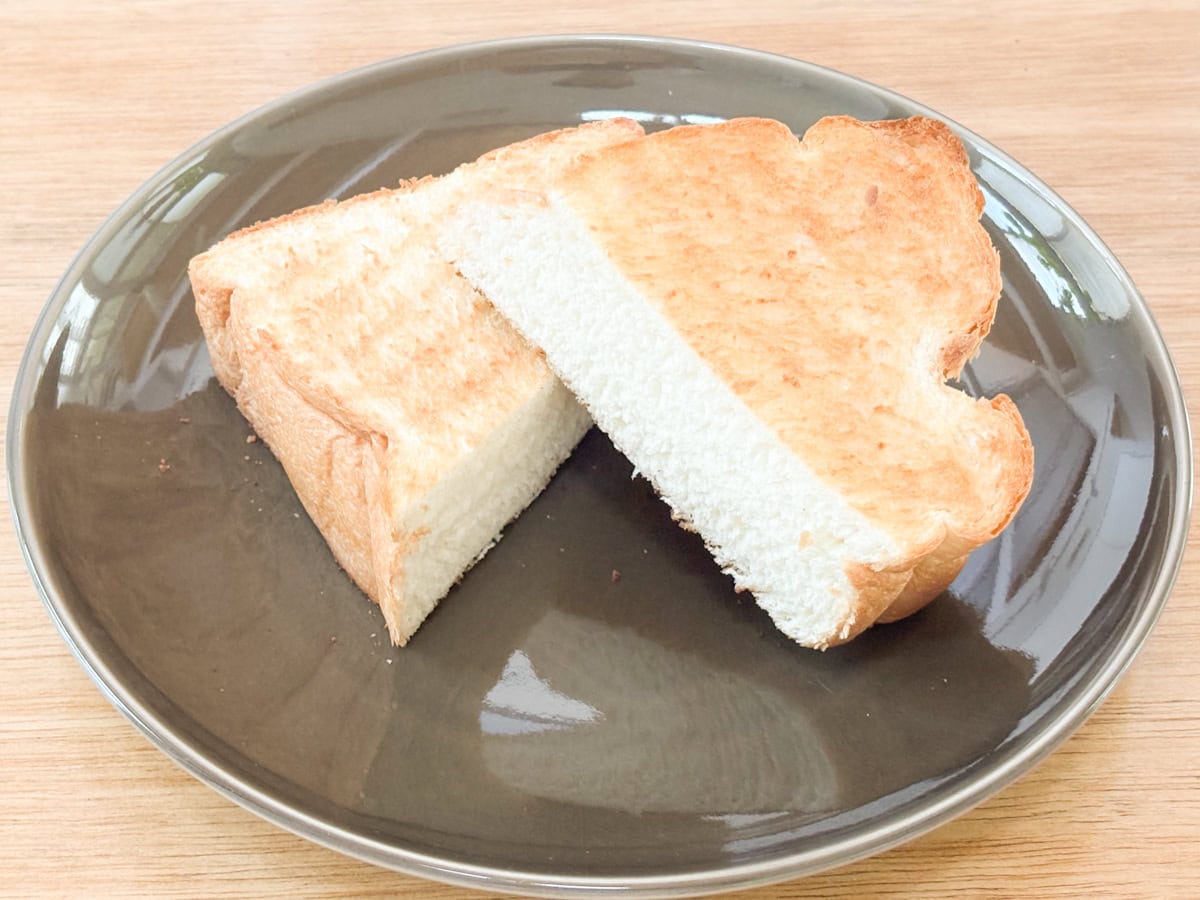 練乳入りの天然酵母食パンだからこそ、トーストで食べると生地に溶け込んだ甘味が強烈に伝わります