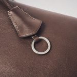 実用性も高いリングを備えたキーフードが、シンプルなデザインにアクセントをプラス