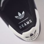 インソールにもアディダスのトレフォイルと並んでBEAMSの文字がデザインされる