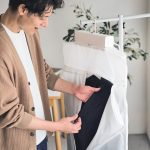 専用ケースを本体に装着して、あとはハンガーにかけた服を吊るすだけ。濡れたコートやジャケットを効率的に乾かせる