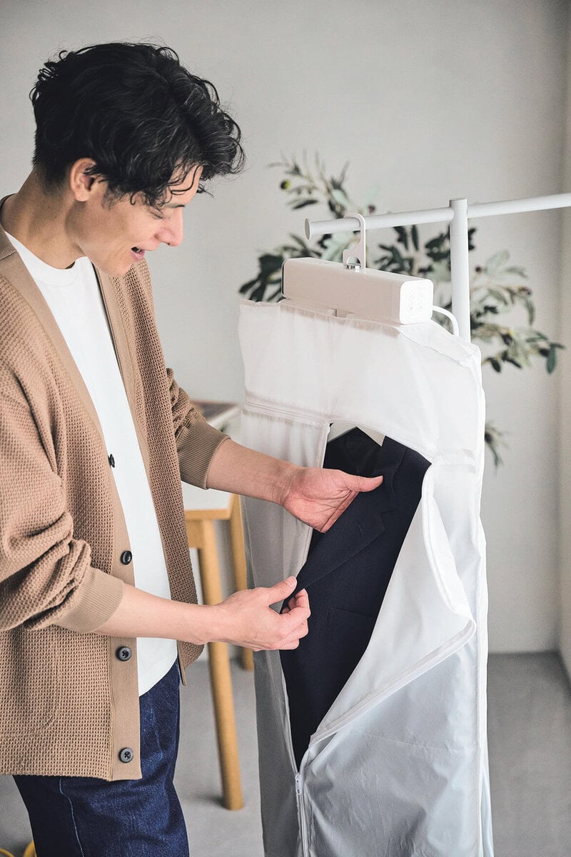専用ケースを本体に装着して、あとはハンガーにかけた服を吊るすだけ。濡れたコートやジャケットを効率的に乾かせる
