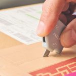 サンスター文具 2WAYオープナー アケルキー　「使うときはブレードを起こして突き立て、滑らせるだけ。先にはアールが設けられ、中身も傷つけにくい」