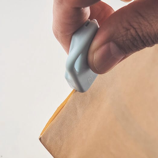サンスター文具
2WAYオープナー アケルキー　「封筒は、開けたい部分を溝に差し込みスライドさせる。切った後の細い紙ゴミが出ないのも地味にうれしい」