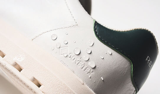 リーガル
コートスニーカー GORE-TEX SURROUND　「水を防いで蒸れを放出」