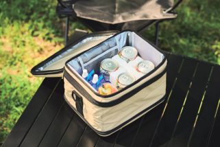 「夏キャンプの必須ギアが勢ぞろい」畳めるクーラーバッグ、温冷使えるジャグ…プロが使って分かった“キャプテンスタッグの冷え冷え優秀ギア”6選を徹底解説