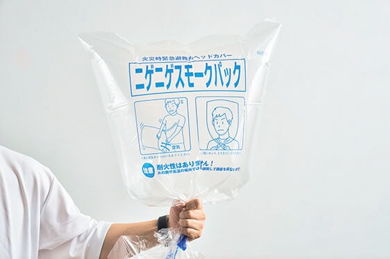 アルミシートに加えポンチョ型のアルミも入っており、着替えやトイレにも役立つ