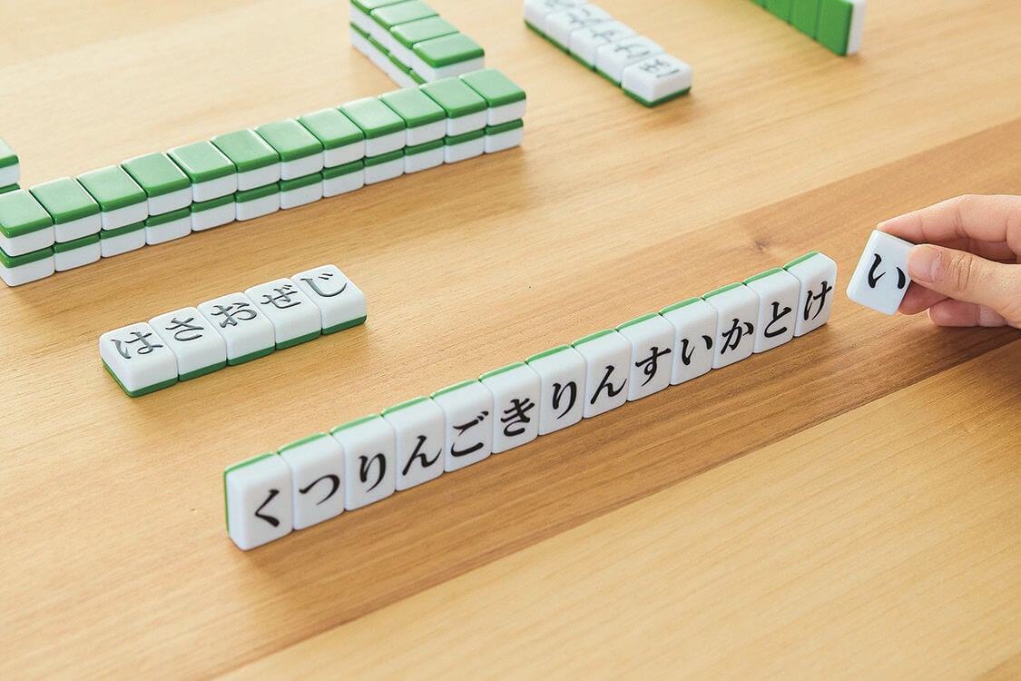 麻雀と同じルールで、手持ちの牌で2文字・3文字の単語を作るゲーム