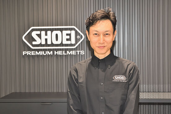 「SHOEI Gallery YOKOHAMA店長　市瀬友洋さん」
ヘルメット選びのアドバイスから商品説明、そしてフィッティングまで丁寧な対応でライダーからの信頼も厚い