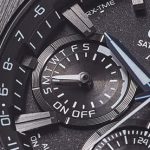9時位置には曜日表示、5段階の発電量表示、サマータイム設定のサブダイヤルを搭載