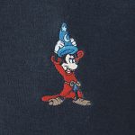 トップスには、魔法使いの帽子を高く掲げたミッキーの刺繍入り