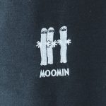 パンツには並んだニョロニョロの刺繍入り