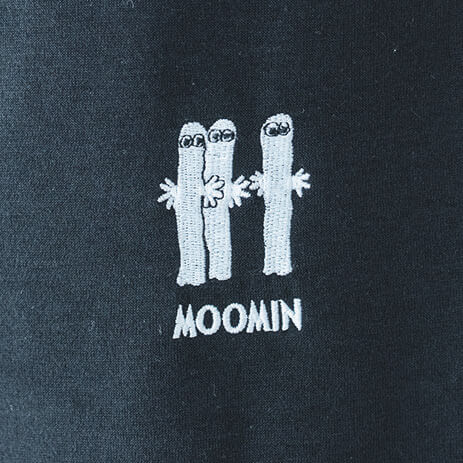 パンツには並んだニョロニョロの刺繍入り