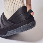 甲と踵部分にウェビングループを備え、指を引っかけることで簡単に着脱できる