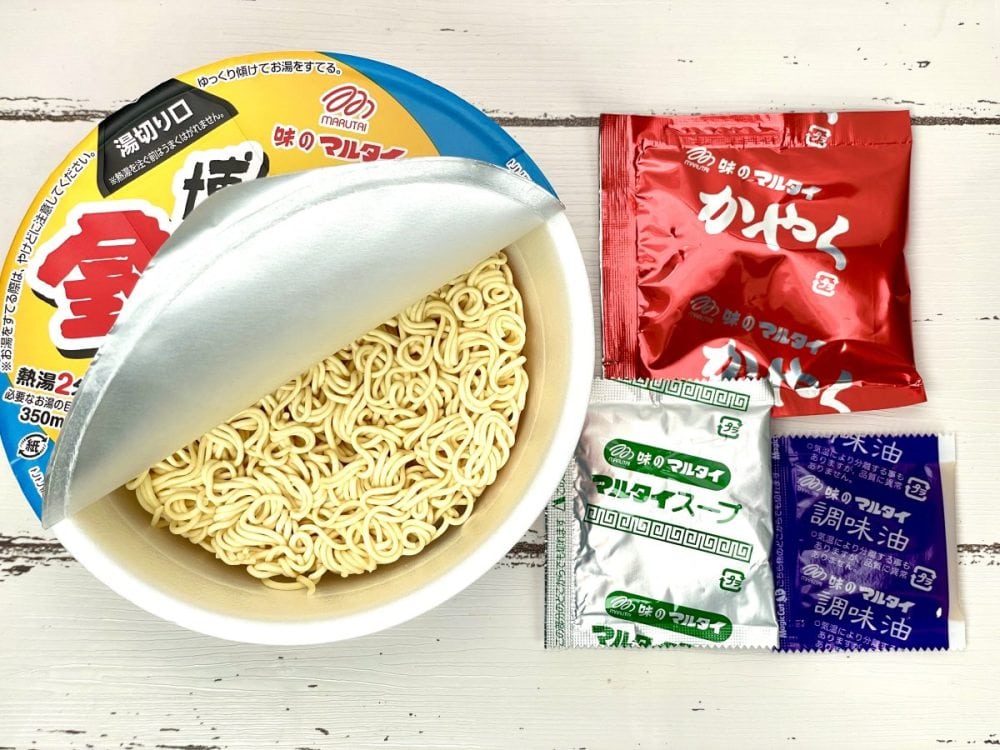 マルタイ 博多屋台焼ラーメンとんこつ味／構成はかやく、粉末スープ、調味油の三つが付属