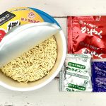 マルタイ 博多屋台焼ラーメンとんこつ味／構成はかやく、粉末スープ、調味油の三つが付属