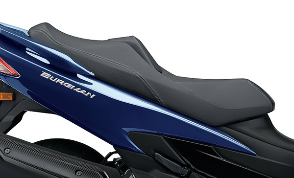 スリムなフォルムと調整可能なバックレストと相まってライダーに快適な乗り心地も提供してくれるシート