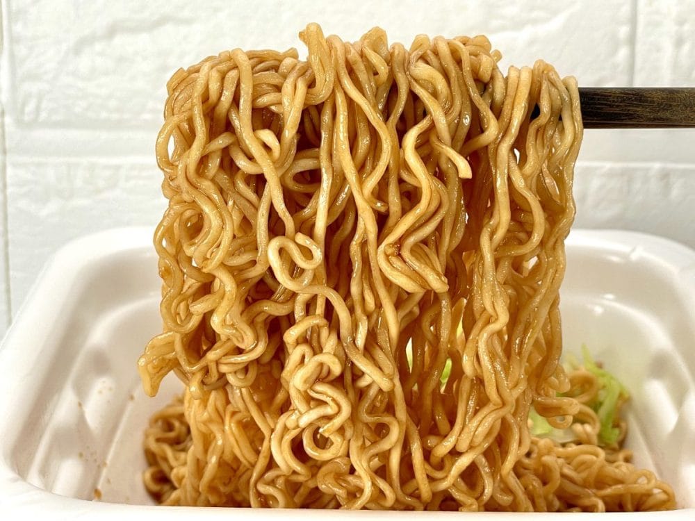 Secoma ジンギスカン風焼そば／果物の甘さや野菜の旨みがしっかりと感じられて、濃厚なソースが麺としっかりと絡むので北海道の臨場感がリアルに楽しめます