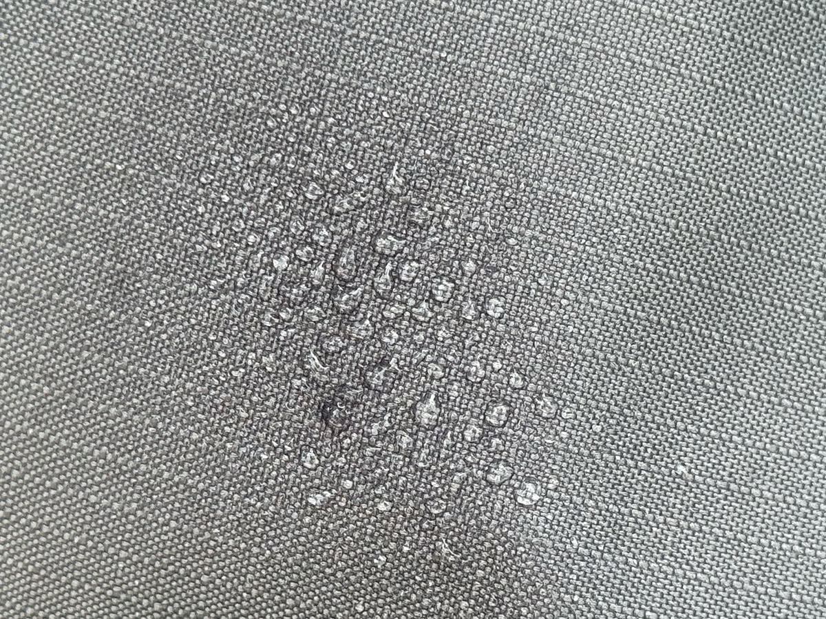 メインの生地にはっ水加工を施すことで、とっさの雨やうっかり飲みものをこぼしてしまった時でも、水を弾いて対応してくれる