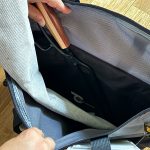 メイン収納部には焚き火台、火バサミ、焚き火シートが全て収まる