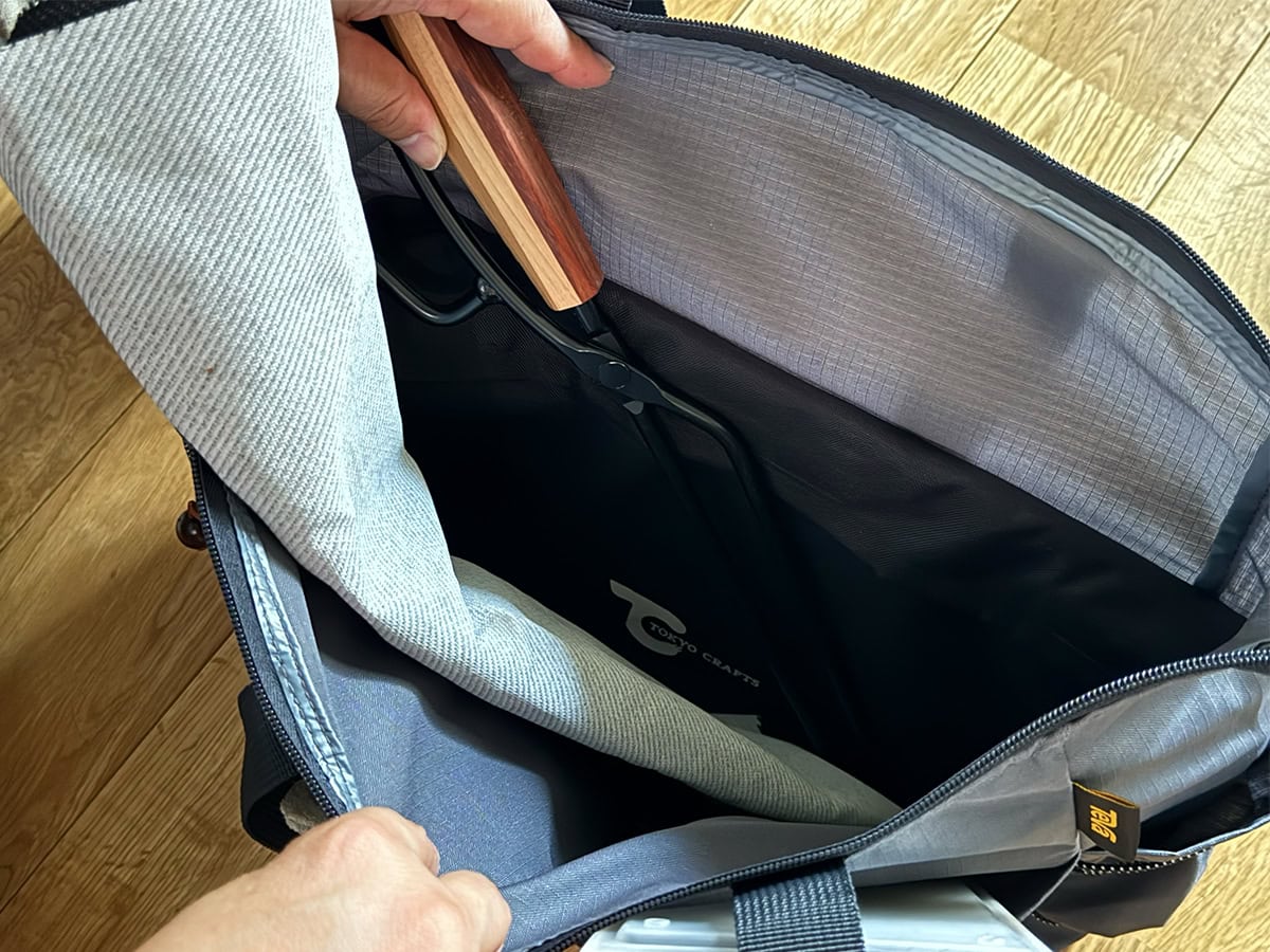 メイン収納部には焚き火台、火バサミ、焚き火シートが全て収まる