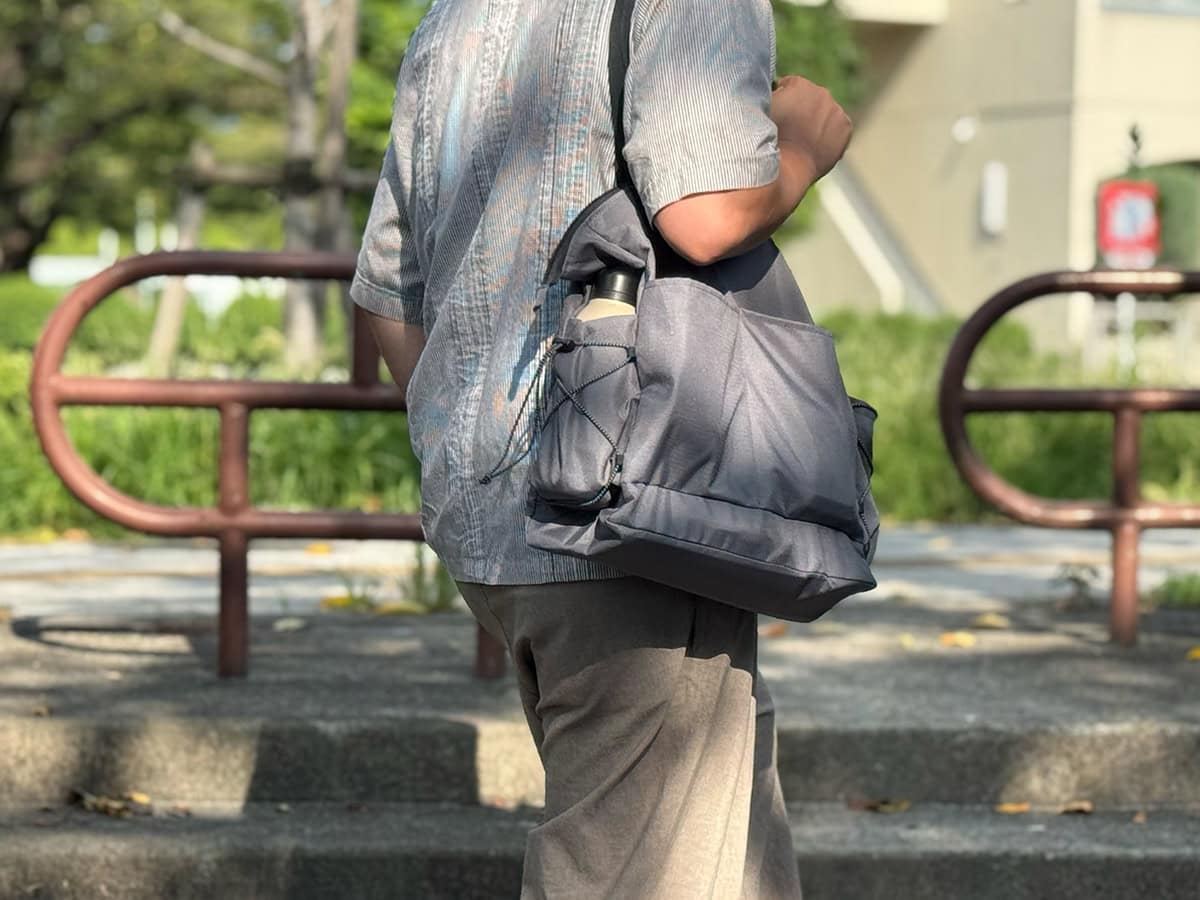 日常使いしやすいデザインで、この季節に重宝する機能を兼ね備えたバッグ