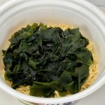 エースコック 無限わかめまぜそば／全くと言っていいほど麺が見えません。恐ろしいほどのわかめです