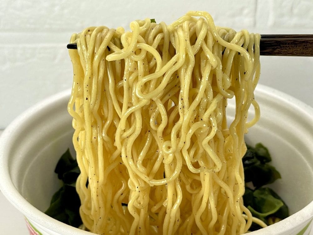 エースコック 無限わかめまぜそば／丸刃（丸い形状の麺ができる）を使ったなめらかでコシのあるフライ麺です。麺が見えないほどの大量わかめが満腹感を保証します