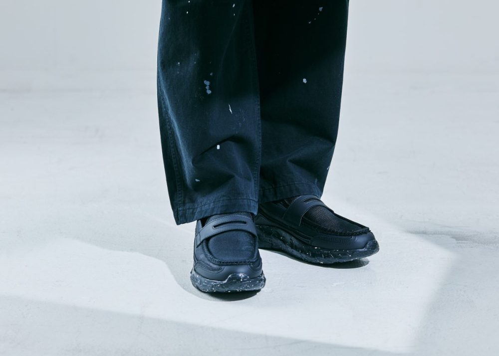 素材の差異を際立たせるワントーン仕上げで、テック感と品格を両立した新スタイルのローファー