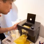 氷を砕くうるさい音もなく、フローズン化されたドリンクが次々と溢れ出てくるのです
