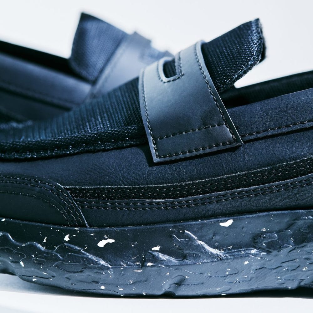 クラシックなローファーをベースに、テック要素を加えたニュースタイル