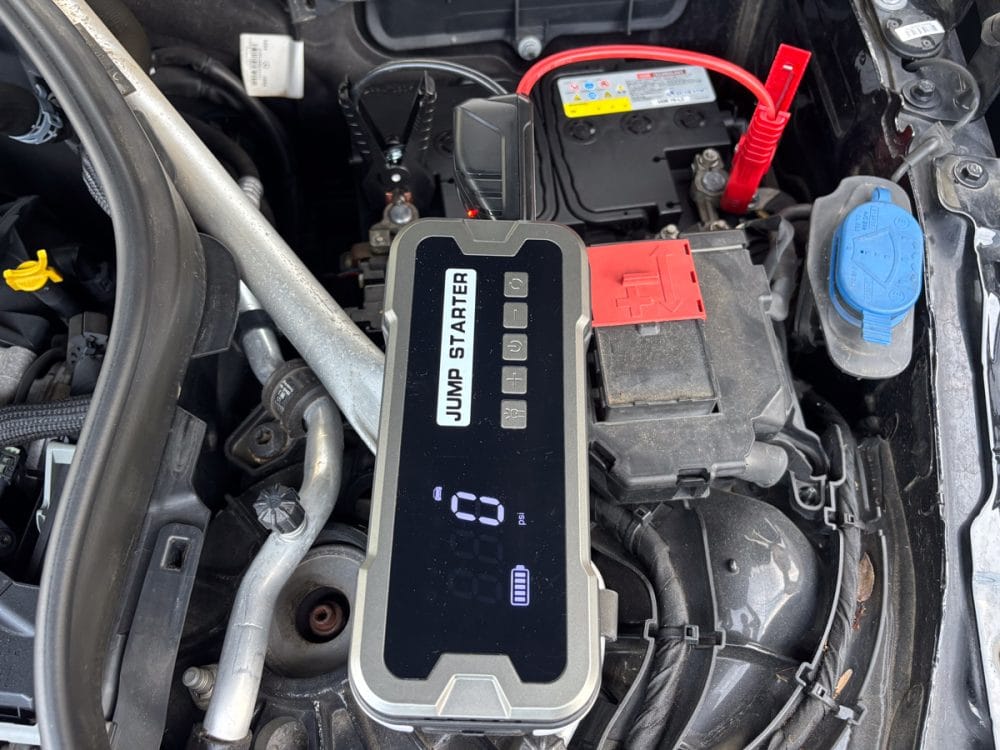 車載バッテリーのプラスマイナスを間違えないように、ジャンプスターターをセット
