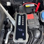 車載バッテリーのプラスマイナスを間違えないように、ジャンプスターターをセット