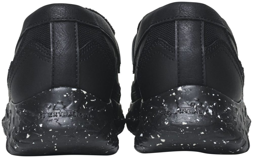 サステナブルな「EXTRALIGHT」ソールは、「シャカ」独自の超軽量ソール。チップを混ぜ込んだ凹凸感のある意匠設計