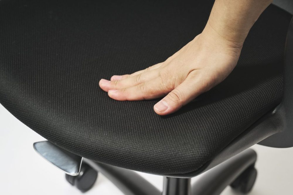 ウレタンフォームが入った適度なクッション性のある座面は耐荷重80kgで、長時間座っても疲れにくい仕様