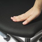 ウレタンフォームが入った適度なクッション性のある座面は耐荷重80kgで、長時間座っても疲れにくい仕様