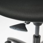 座面下の手前中央についた昇降レバー