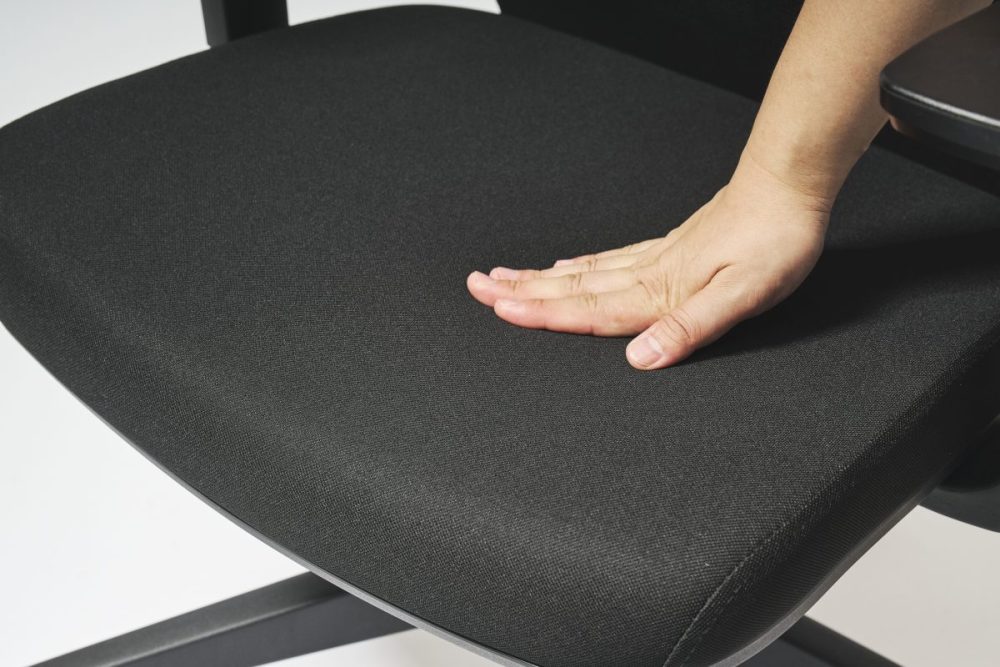 座面には型崩れしにくく高弾力で、耐久性のあるクッション厚5.3cmのモールドウレタン素材を採用