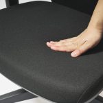 座面には型崩れしにくく高弾力で、耐久性のあるクッション厚5.3cmのモールドウレタン素材を採用