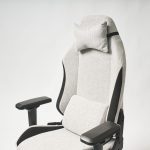 体を包み込むバケットシート形状を採用しており、ハイバック仕様なので安心して身体を預けられる