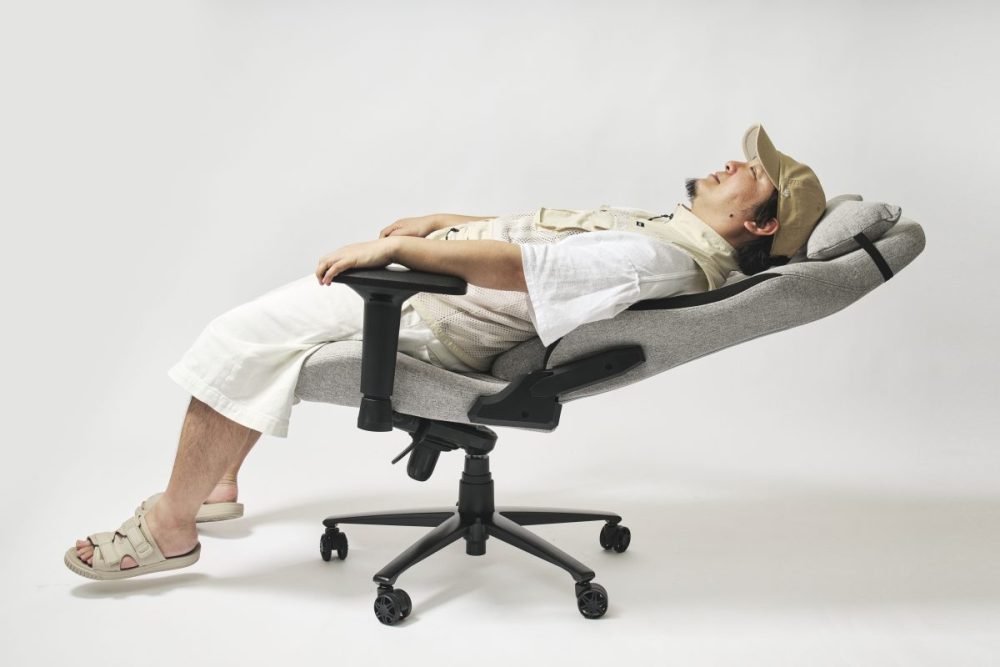 約180度のリクライニング機能付きなので、仮眠を取ることもできる