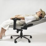 約180度のリクライニング機能付きなので、仮眠を取ることもできる