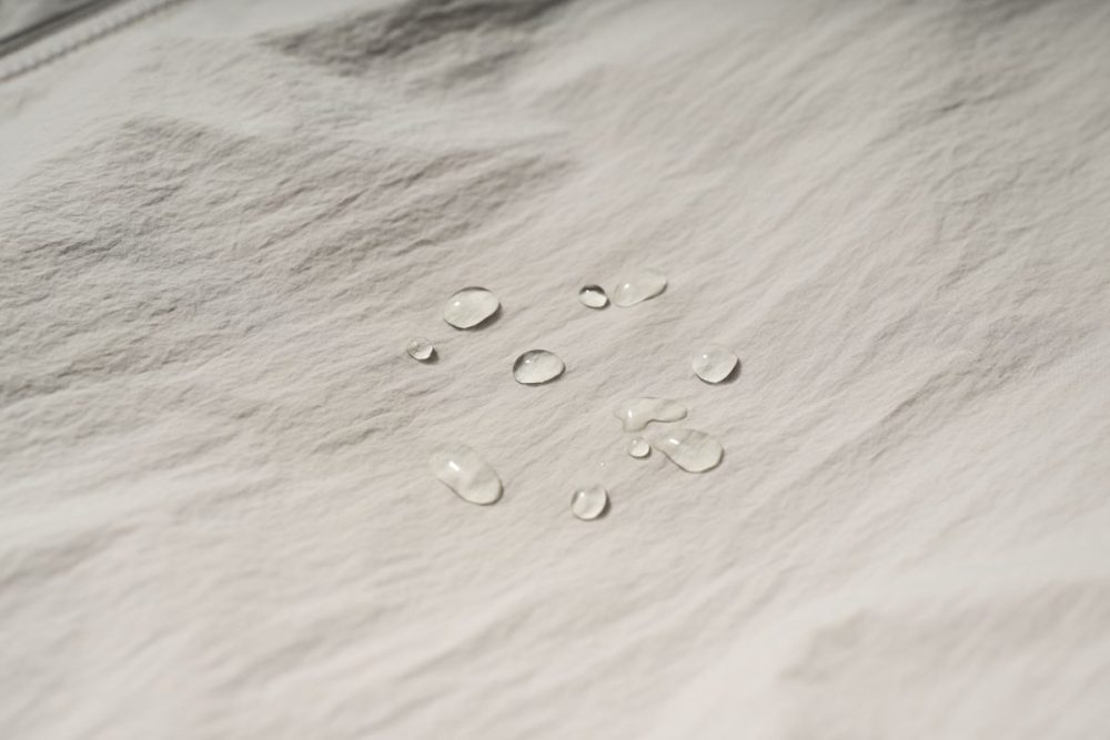 本体に使われているのはナイロン生地。そこにはっ水性と防風性をプラス