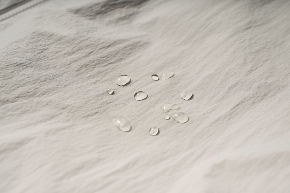 本体に使われているのはナイロン生地。そこにはっ水性と防風性をプラス