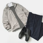 バスクシャツやタック入りパンツ、モカシンと合わせた上品なタウンユーススタイル