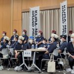 今回の「KURA-No.1 GRAND PRIX」の舞台は、くら寿司大阪の貝塚事務所。国内外24店舗のスタッフが一堂に会し、会場は賑わいながらも、少しピリッとした緊張感が漂っていました