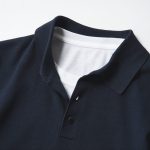インナーに白Tシャツをレイヤードしておけばボタンを開けても品性が残る