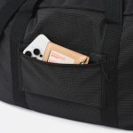 キャリーバー通しはファスナー付きのポケットに