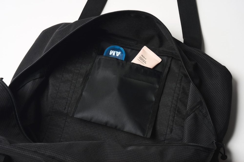 バッグ内部に吊り下げ式のポケットを装備